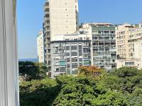 Quarto e sala vista Cristo e mar de Copacabana - B&B Rio de Janeiro