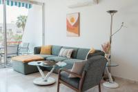 Coastal Chic 2BR - 3 Min to Beach Amathusia Apts - Bed and Breakfast Limasol