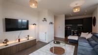 1 BR Penthouse with Skyline Views & Direct to Central - Ferienwohnung Hatch End