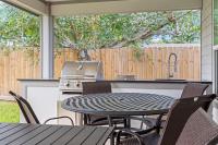 Elegant Beach Manor Grand Coastal Escape - Bed and Breakfast Galveston