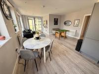 Stylish Penthouse Duplex - sleeps 8 - B&B Coulsdon