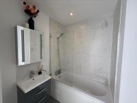 Stylish Penthouse Duplex - sleeps 8 - B&B Coulsdon