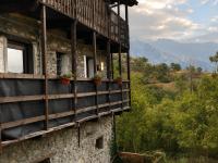 Historic Stone Loft & Alpine Mountain View - Chambres d'hôtes Méans