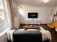 Family, Contractor & Student Group Stay - Sleeps 7, Driveway, fast WiFi & Full Kitchen - BRI, University & M606 Close by - B&B Bradford