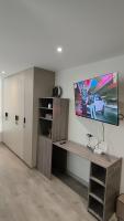 Estudio moderno con vista a la ciudad, terraza y gym A minutos del Metro La Carolina, Quito - B&B Quito