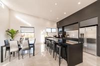 Zenith Escapes Your Quintessential 4BR Haven - B&B Christchurch