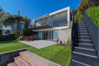 Beachfront Retreat - Architectural & Ocean Views - B&B Nelson