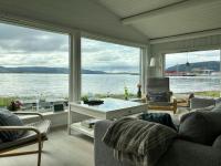 Restored 1950s cabin five metres from the shore - Chambres d'hôtes Bakken