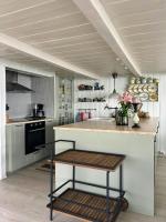 Restored 1950s cabin five metres from the shore - Chambres d'hôtes Bakken