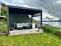 Restored 1950s cabin five metres from the shore - Chambres d'hôtes Bakken