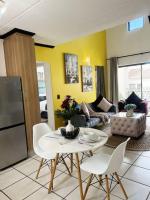 Zalari Luxe Loft B, Nature 1-Bed Loft, Paulshof, Sandton - Ferienwohnung Centane