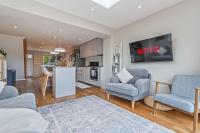Bracknell - Modern 3 Bed House - Free Parking, Sleeps 5 - B&B Binfield