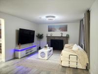 Renovated 2BR Home, Private Patio, Sleeps 6 - B&B Renton