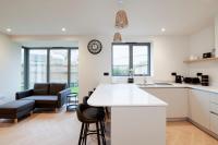 Spacious 5BR Home Near New Forest & Coast - Parking - Sleeps 10 - B&B Lymington