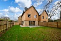 Spacious 5BR Home Near New Forest & Coast - Parking - Sleeps 10 - B&B Lymington