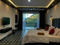 Superior double room with balcony and mountain view