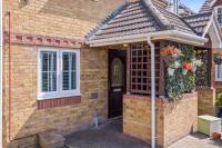 Modern 2-Bedroom Apartment Steps From Heathrow Airport With Free Parking - Bed and Breakfast Colnbrook