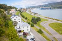 Luxury Nordic Villa w Hot Tub - Beautiful Views - B&B Akureyri