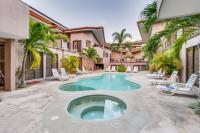 Sunny 2BR: Balcony, Pool, Kitchen, Walk to Beach - Chambres d'hôtes Ocotal