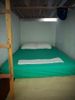 Lit Simple dans Dortoir Mixte