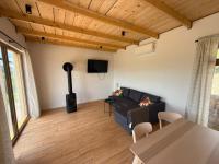 Rogaty Cottage with a hot tub, sauna, and mountain views - Bed and Breakfast Zasań