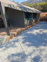 Oppiberg Glamping Tent with Mountain Views - Chambres d'hôtes Hartbeespoort