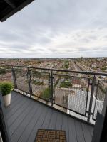 Modern 2 Bed 2 Bath - 1 Min to Station - Parking - Sleeps 5 - B&B Redbridge