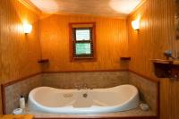Pet-Friendly, Romantic, Wooded Cabin with Hot Tub - Bed and Breakfast Gold Hill