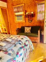 Pet-Friendly, Romantic, Wooded Cabin with Hot Tub - Bed and Breakfast Gold Hill