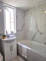 4 Bedroom House - Free Parking - Self Check In - B&B Seaforth