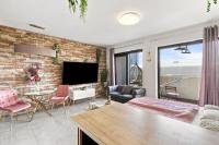 Stylish Studio by Stadium with Balcony - Ferienwohnung Chl’aba