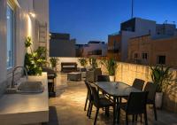 Maltese Terrace house with a modern touch - close to airport 4 km - B&B Tarxien
