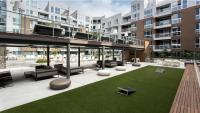 Stylish Hollywood Stay with Balcony, Gym & Laundry - Bed and Breakfast Los Angeles