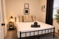 Modern 2BR Unit Hot Tub Outdoor Lounge - Bed and Breakfast Haltom City