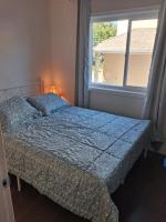 Kamer met Queensize Bed en Gedeelde Badkamer