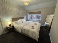 Newley Refurb 4BR Home Step-Free Access Ground Floor BR & Accessable Shower Free Parking on the drive - B&B Manchester