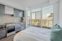 Bright Downtown Studio, Private Balcony & Views - Ferienwohnung Toronto