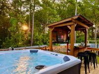 Spa, Beautiful Backyard,4BDR, FirePit, 20 min to FT Bragg - B&B Spring Lake