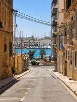 Authentic Studio in Sliema, Steps from the Sea - B&B Sliema