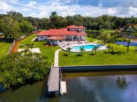 The Belleair Estate - Breathtaking Home w/ Heated Pool. Near Clearwater Beach - Bed and Breakfast Clearwater