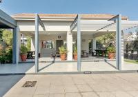 Fourways Luxe Escape, Luxury 2 Bed, 2 Bath, Pool, Gym, Backup Power - B&B Fourways