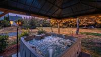 Cherry Hill- Charming Sister Bay Home, Backyard Oasis, HotTub - B&B Sister Bay