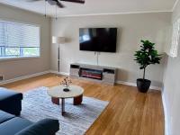 Spacious 4BR Entire House w Parking, Sleeps 10 - Direct NYC Train in 45 min - Bed and Breakfast Hicksville