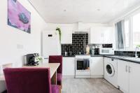 Spacious 3-bedroomed, Entire House, Close to Old Trafford & Manchester City Centre -Ideal for Contractors, Corporate Teams & Group Accommodation with Free Parking - B&B Manchester