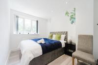Spacious 3-bedroomed, Entire House, Close to Old Trafford & Manchester City Centre -Ideal for Contractors, Corporate Teams & Group Accommodation with Free Parking - B&B Manchester