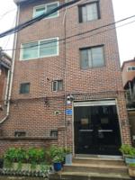 홍대 합정 마포구청역 도보3분거리 단독 2층 큰거실 큰방3 퀸3개 싱글2개 - B&B Seoul