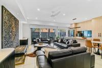 Drift & Dwell - Minutes to Labrador Beach & Dining - Bed and Breakfast Gold Coast