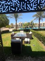 Mangroovy Oasis 3BR Villa with Nanny Room, Garden, Pool & Beach Access - B&B Hurgada