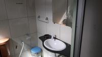 Suite mit Queensize-Doppelbett und Poolblick