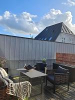 Solrig og moderne villalejlighed tæt på midtbyen - B&B Holme